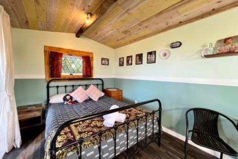 Kiwi Room- Bed