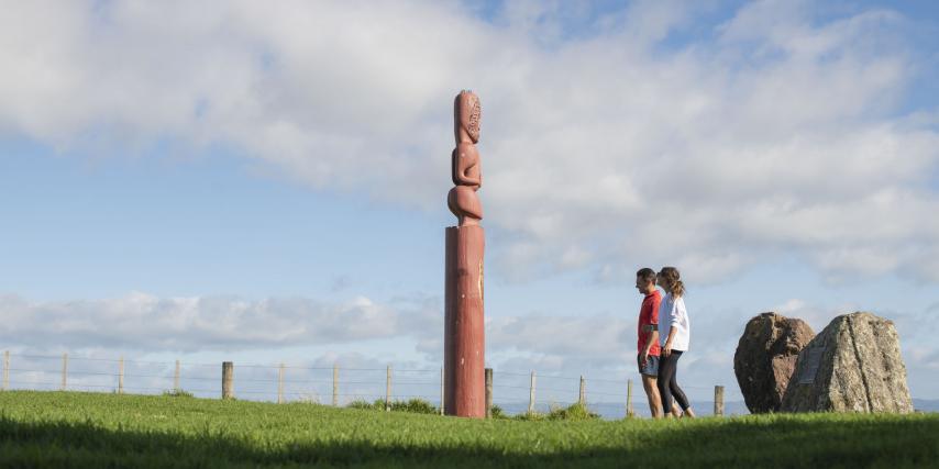 Viewing Toi carving