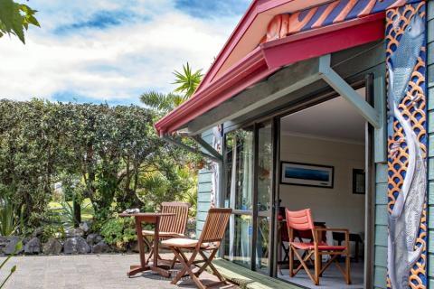 Moanarua Beach Cottage 8