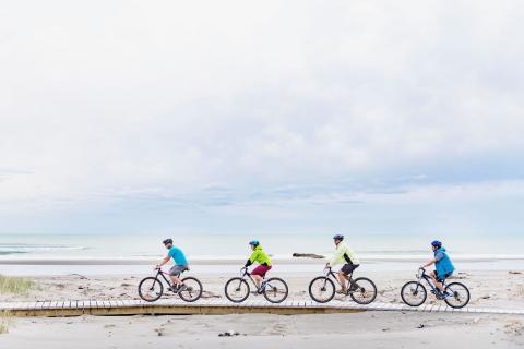  Riders on the trail