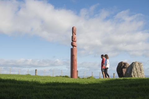 Viewing Toi carving